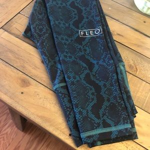Fleo El Toro 25in leggings Bayou Snakeskin Silky Silk fabric-size small